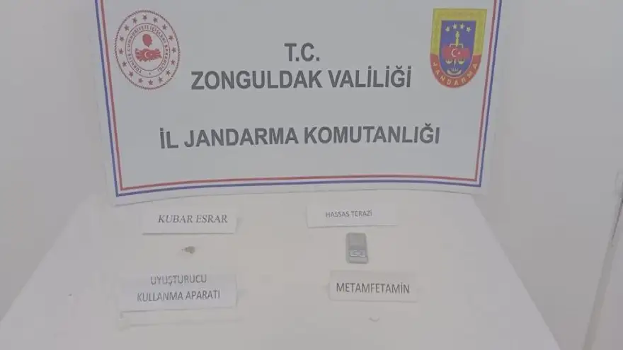 Aracın içinden metamfetamin, kubar esrar, hassas terazi, uyuşturucu ele geçirildi
