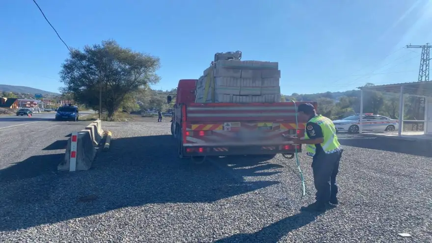 Trafik Jandarması Timleri yük taşıyan araçları denetliyor