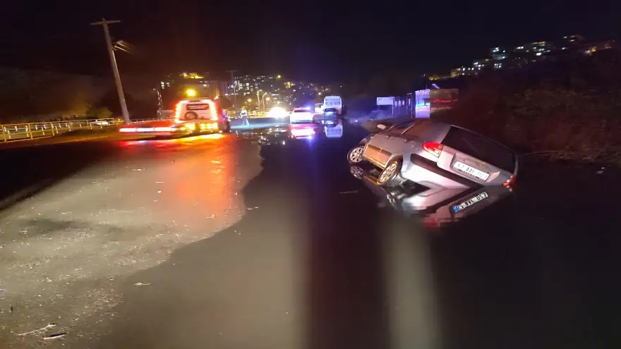 Otomobil yol kenarında bulunan kanala düştü...