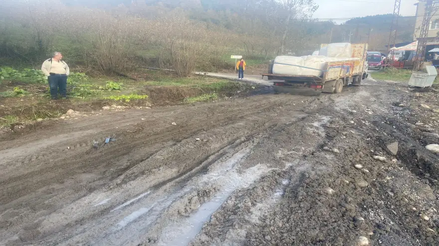 Ormanlı Beldesinde sağlık ocağı yolu çamurdan geçilmiyor...