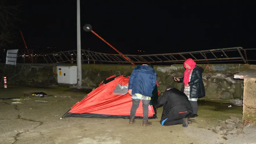 Kayıp gemicinin ailesi limanda çadır kurdu