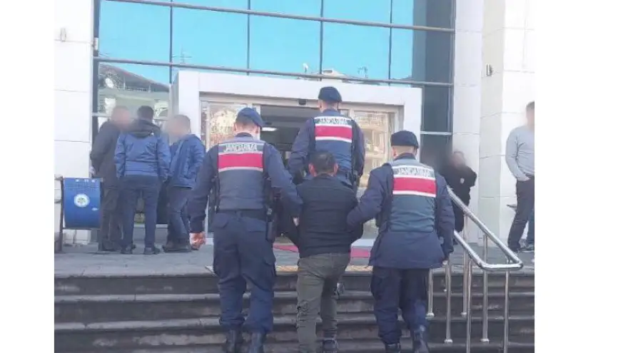 Jandarma ekipleri hapis cezası bulunan 2 zanlıyı yakaladı