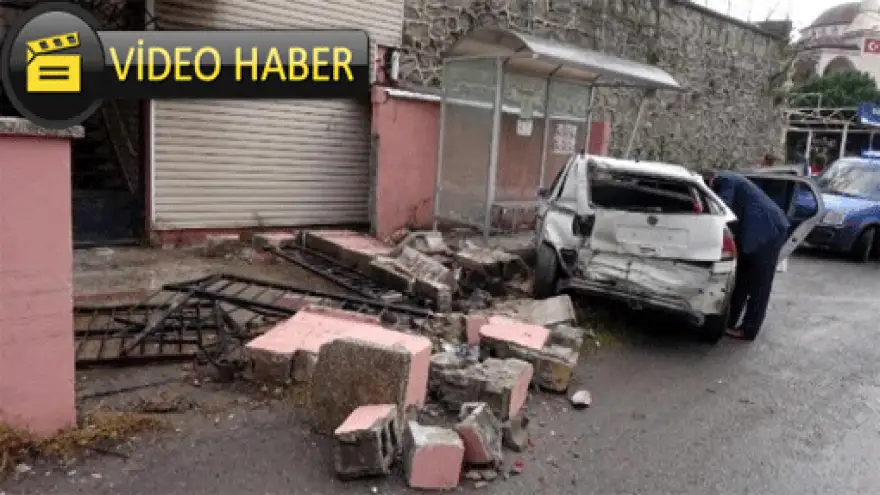 Otomobil,otobüs durağına daldı: 1'i ağır 2 yaralı