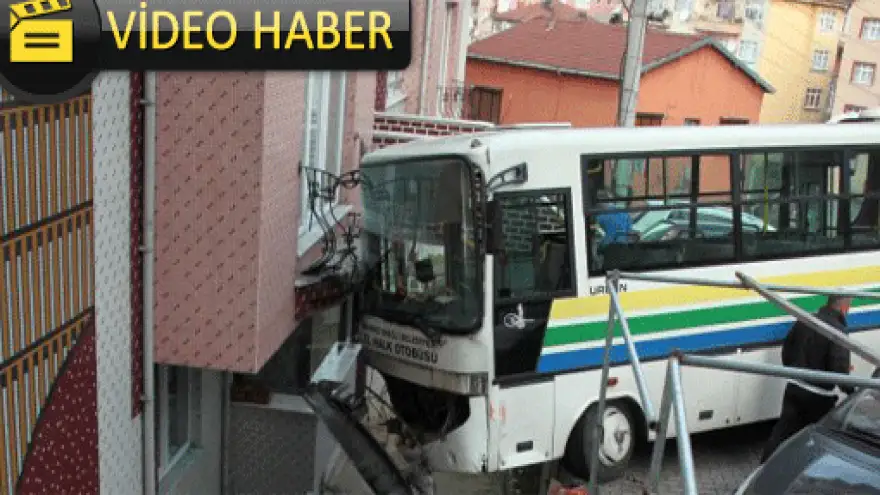 FRENİ BOŞALAN HALK OTOBÜSÜ APARTMANA ÇARPTI