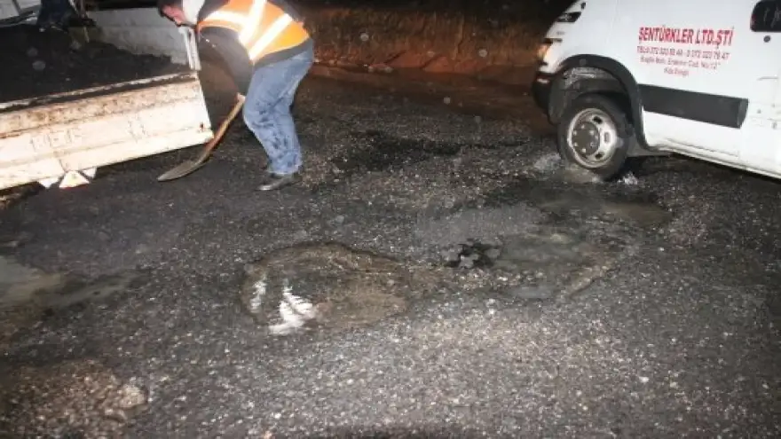 YOLDA Kİ ÇUKURLAR LASTİKLERİ PATLATTI