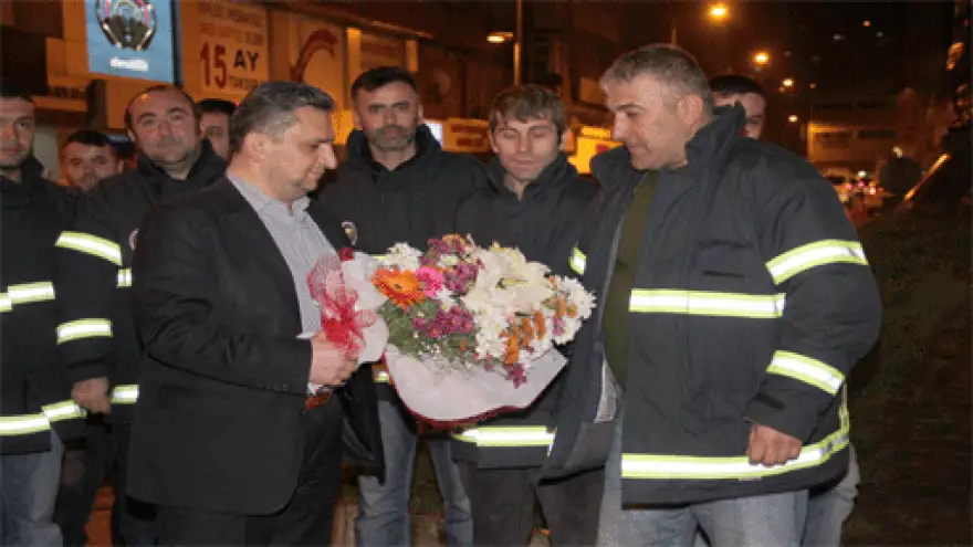 TAHLİSİYE EKİBİNE ÇİÇEKLİ KARŞILAMA
ALABAŞ; MADEN İŞÇİSİNİN GURURU OLDUNUZ
