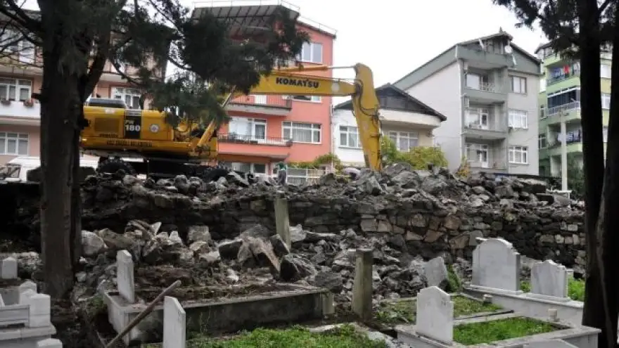 DUVAR ÇÖKTÜ 20 MEZAR ZARAR GÖRDÜ