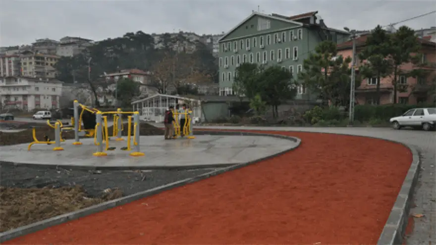 YÜRÜYÜŞ YOLUNA AĞAÇLANDIRMA VE SPOR ALANLARI