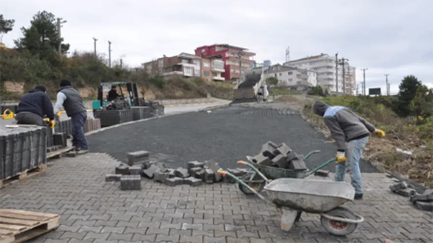 AYDINLIK CADDESİNDE  KALDIRIM ÇALIŞMASI