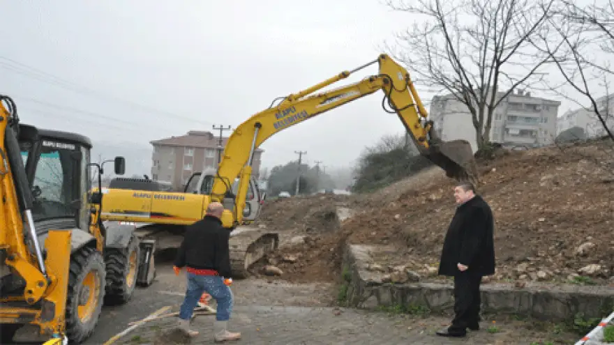 YOL KENARLARI AĞAÇLANDIRILIYOR