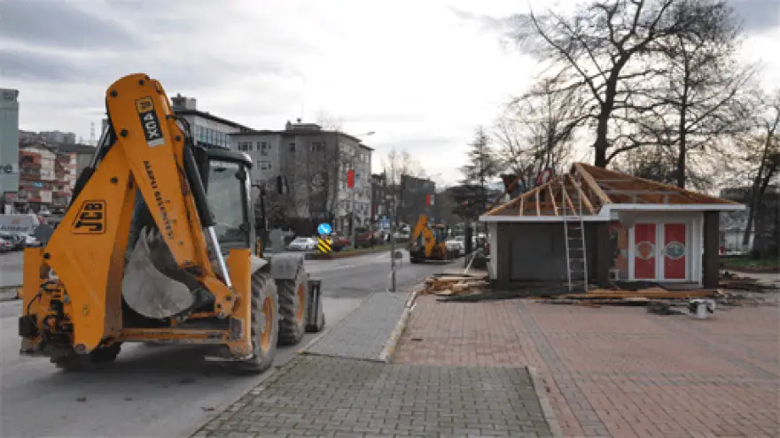 ANIT YANINDAKİ BETONERME YAPI YIKILIYOR