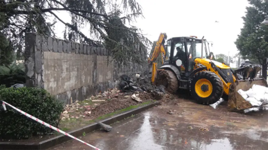 ESKİ BELEDİYE BAŞKANLARI ANITI YIKILDI