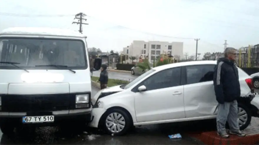 EREĞLİ'DE TRAFİK KAZASI:4'Ü ÖĞRENCİ 5 YARALI