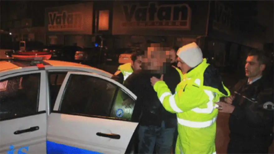 ARACINI BAĞLATMAMAK İÇİN KENDİNİ YERDEN YERE ATTI