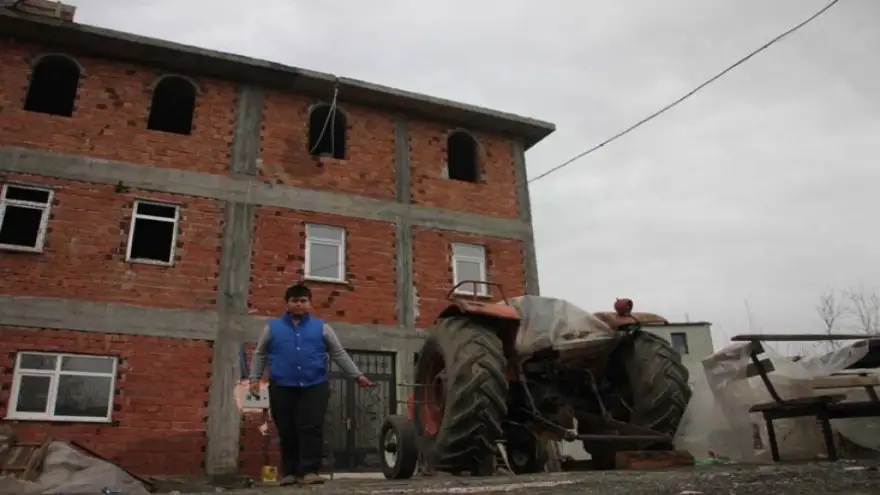 TRAKTÖRÜNÜ, YAPTIĞI APARAT İLE VİNÇ OLARAK KULLANIYOR