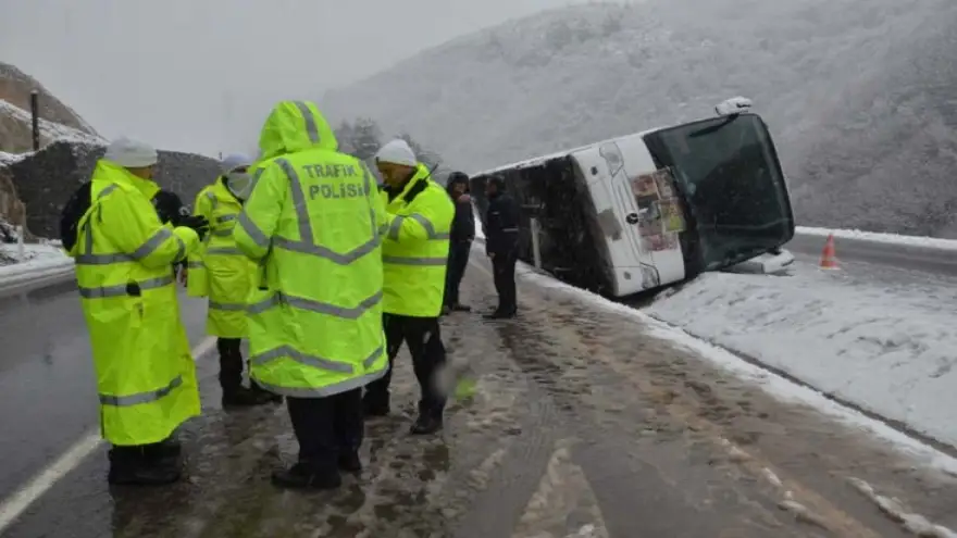 YOLCU OTOBÜSÜ DEVRİLDİ,KAZA UCUZ ATLATILDI