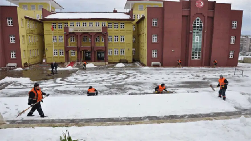 OKULLARDA KAR TEMİZLİĞİ