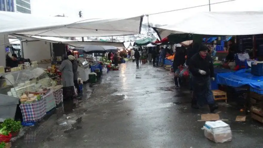 SOĞUK HAVA VE RÜZGAR PAZARCIYI VURDU