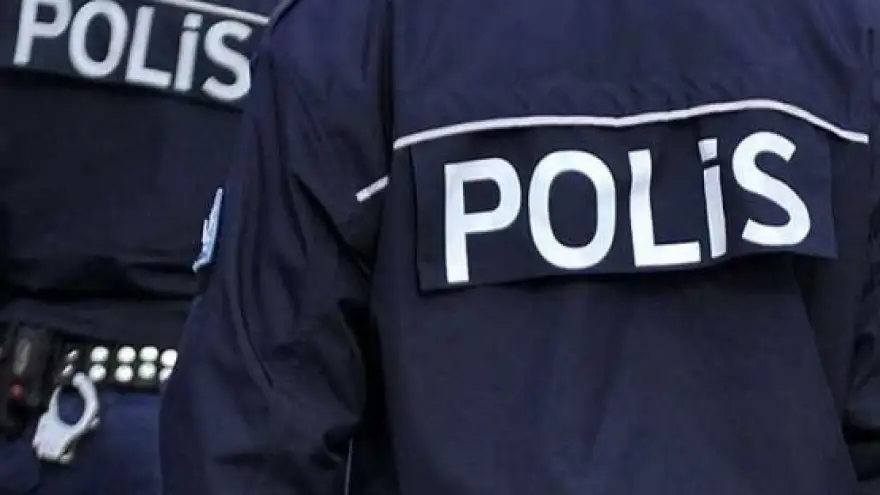 KARGO GÖREVLİSİ KILIĞINDA POLİS BASKINI