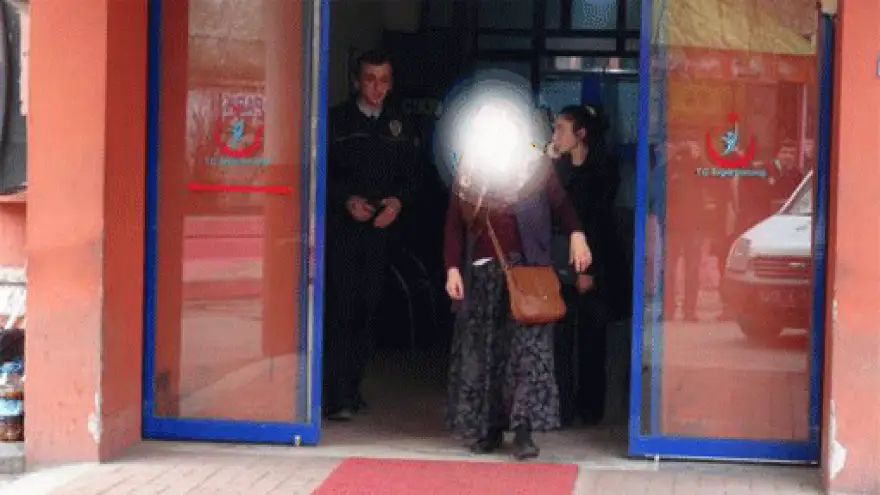 KOMŞUSUNU BIÇAKLA,KIZINI TAŞLA YARALADI