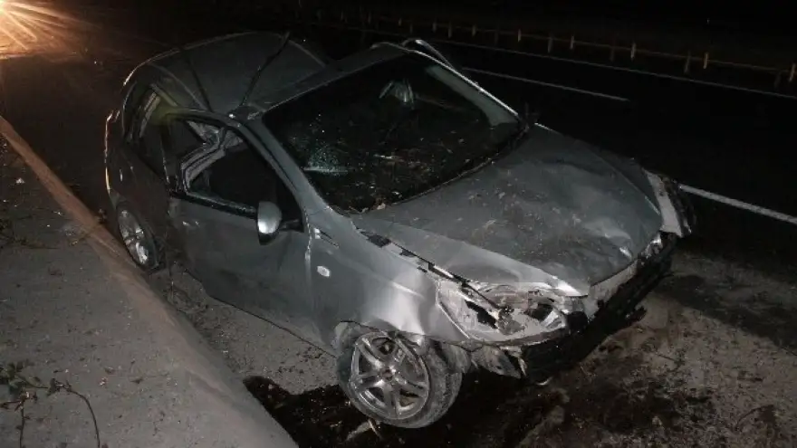 OTOMOBİL İLE ELEKTRİK DİREĞİNE ÇARPTI