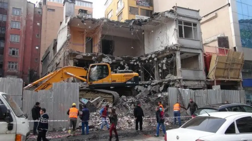 KALDIRIMI İŞGAL ETMEKTEN CEZA KESİLDİ