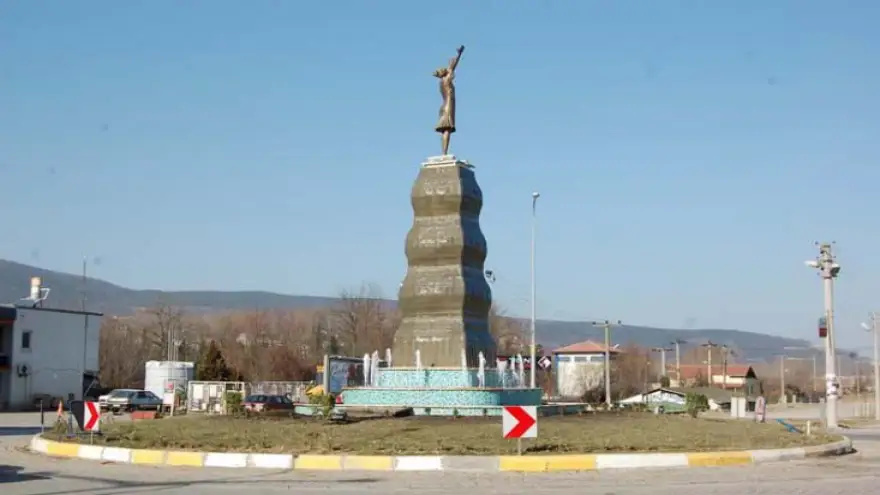 KÖPRÜ FACİASINDA ÖLENLERİN ANISINA HEYKEL DİKİLDİ