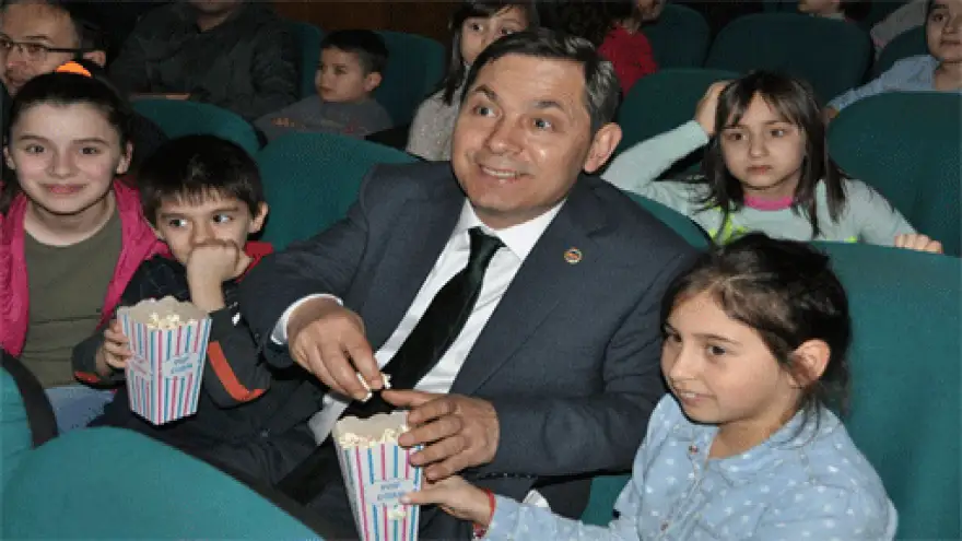 UYSAL, ÇOCUKLARLA EVLİYA ÇELEBİ' ADLI FİLMİ İZLEDİ