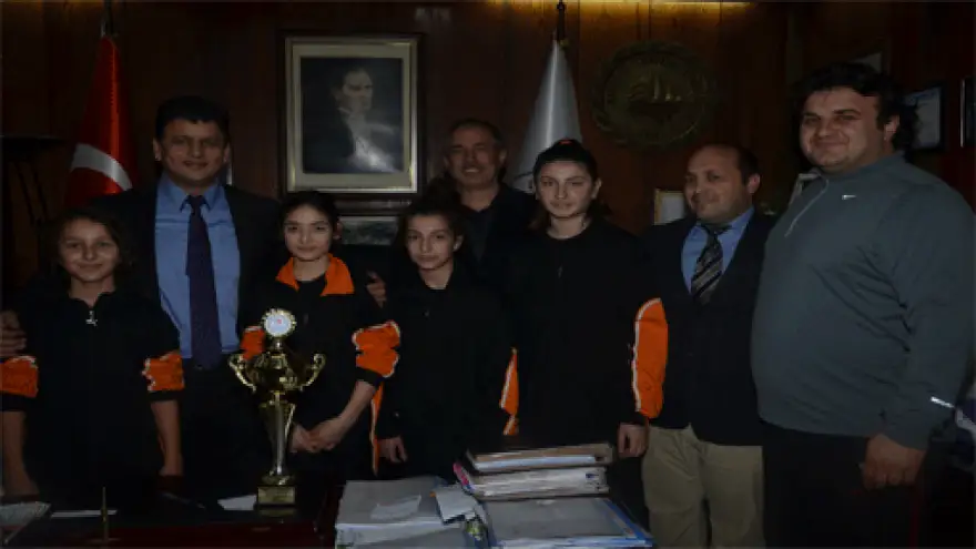 YILDIZ KIZLAR ŞAMPİYONLUK COŞKUSUNU ŞAHİNLE PAYLAŞTI