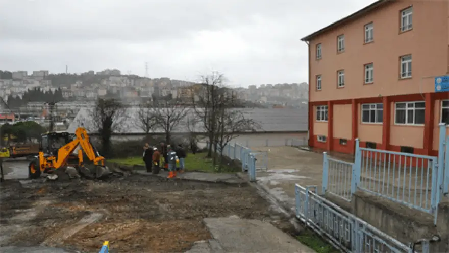 OKUL YOLLARININ BAKIM VE ONARIMI YAPILIYOR