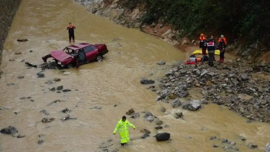 OTOMOBİL DEREYE UÇTU:1ÖLÜ,3YARALI