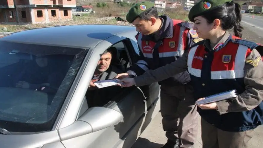 JANDARMA SÜRÜCÜLERE HEDİYE DAĞITTI