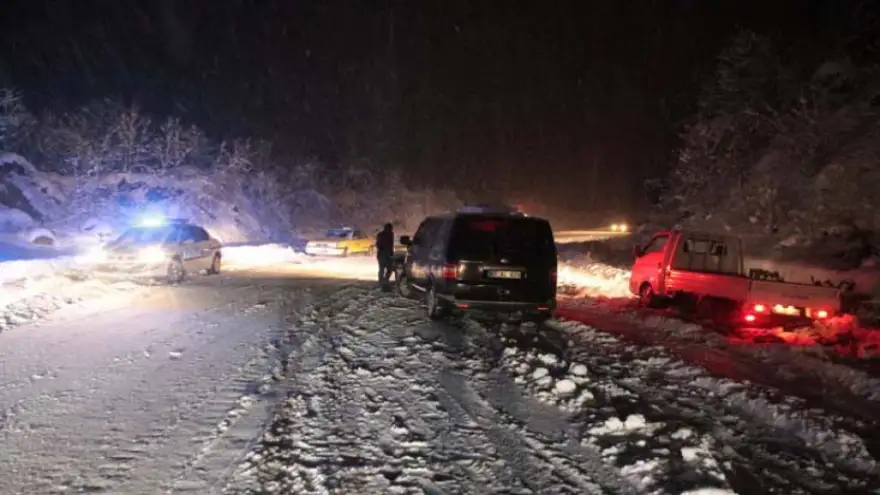 SÜRÜCÜLER YOLDA KALDI, BİR KİŞİ SIKIŞMA TEHLİKESİ ATLATTI