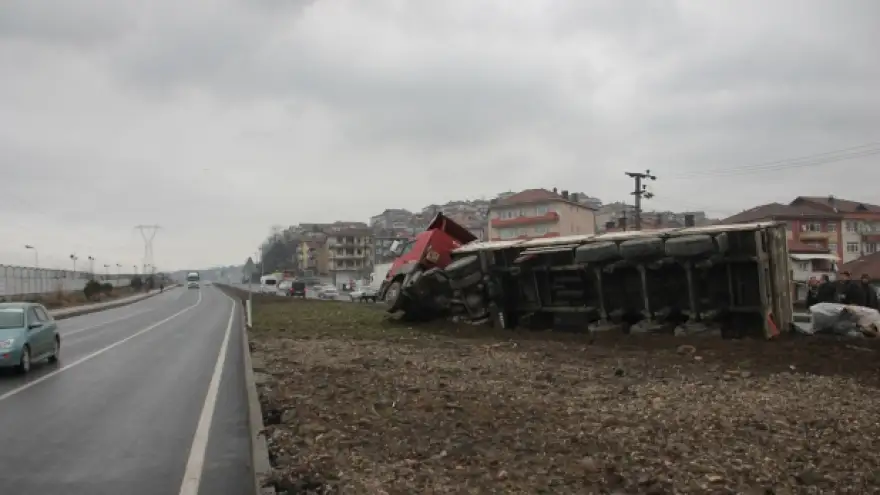 YÜKÜ KAYAN TIR ORTA REFÜJE DEVRİLDİ