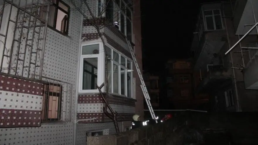 KENDİSİNİ EVE KİLİTLEYEN KADINI İTFAİYE EKİPLERİ KURTARDI