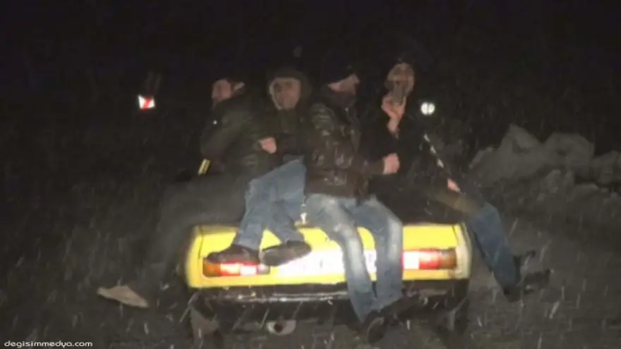 KAYAN OTOMOBİL ÜZERİNDEKİ TEHLİKELİ YOLCULUK 