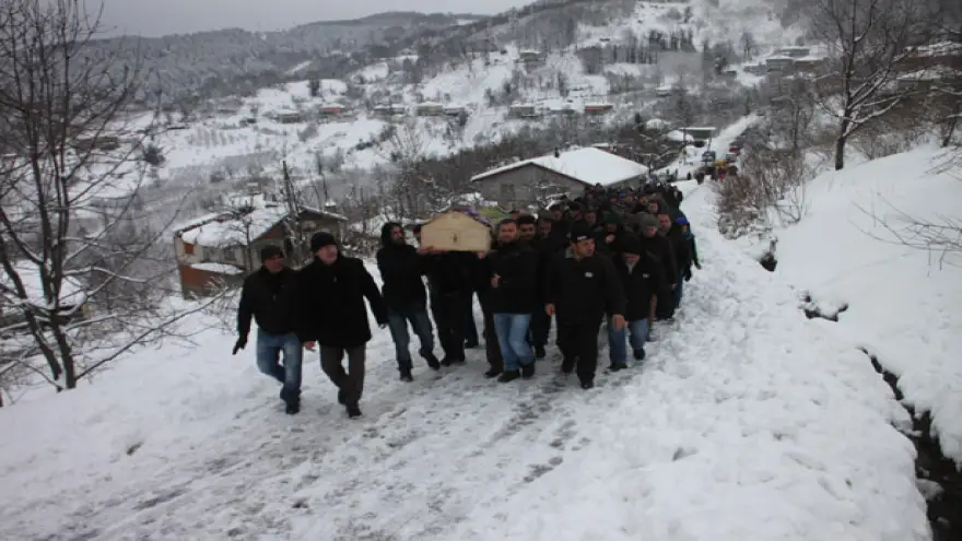 TABUTU İLE DEFNEDİLDİ