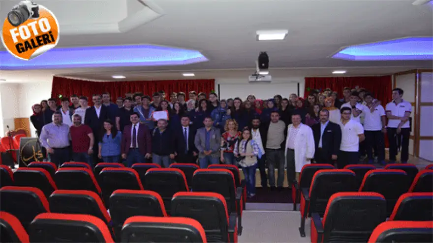 GAZETE TASARLAYAN ÖĞRENCİLERE ÖDÜLLERİNİ GAZETECİLER VERDİ