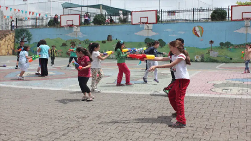 Öğrenciler tatile su savaşı ile girdi