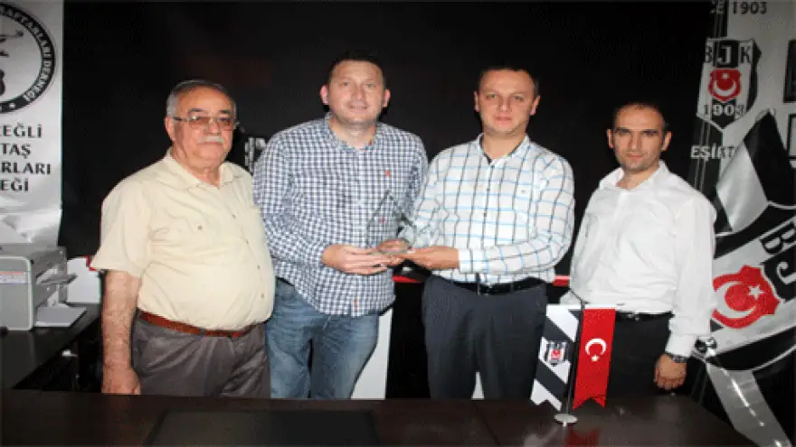 Kızılay'dan Beşiktaş Taraftarları Derneği'ne teşekkür plaketi